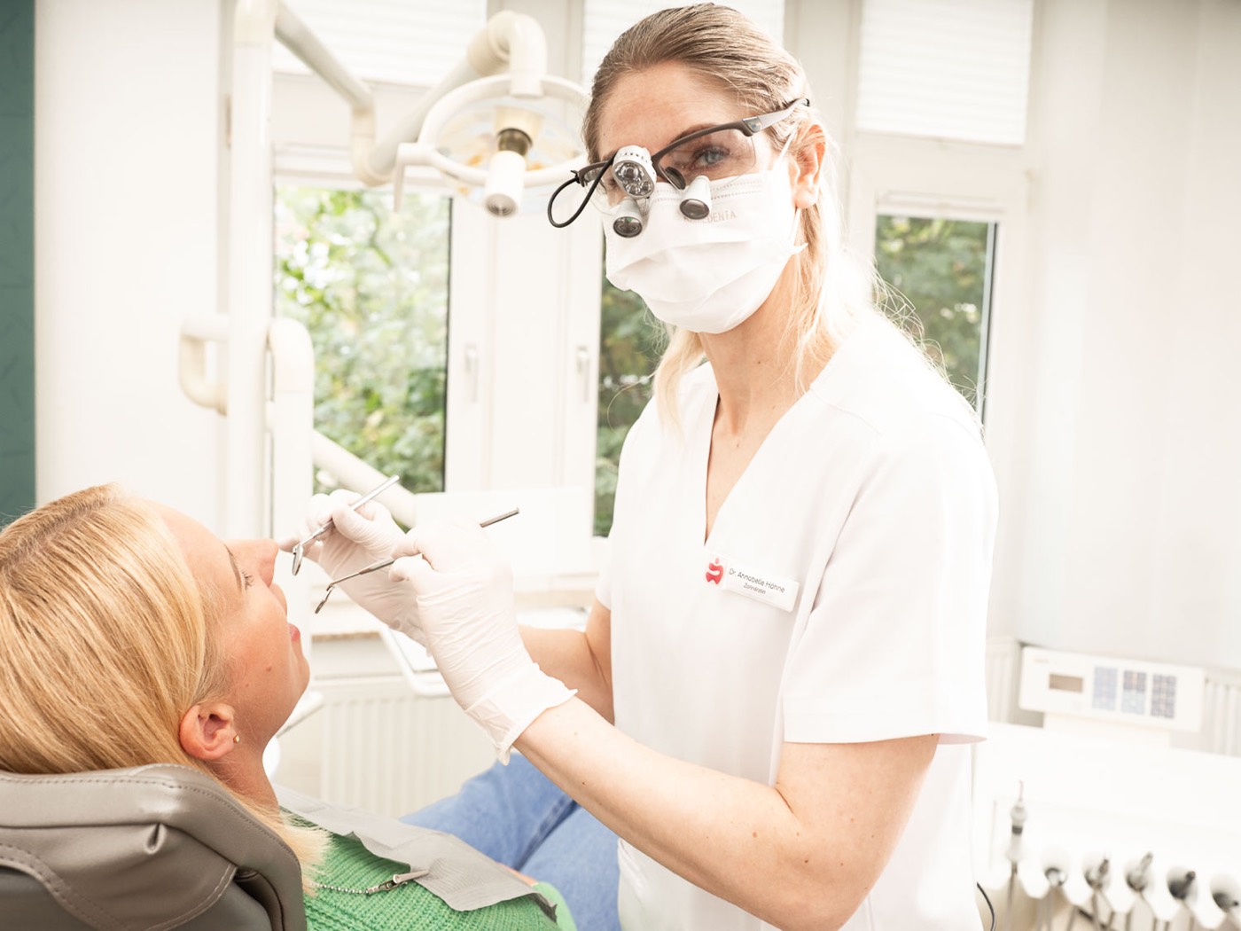 ZFA assistiert in der Behandlung