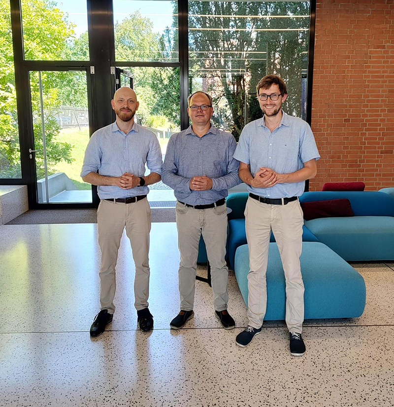 Auf dem Foto sind drei professionelle Männer zu sehen, Es sind die die Technologie Scouts Dr. Alexander Holm, Gunnar Grohmann und Dr. Maximilian Wagner bei der Bundesanstalt für Materialforschung und -prüfung (BAM) in Berlin