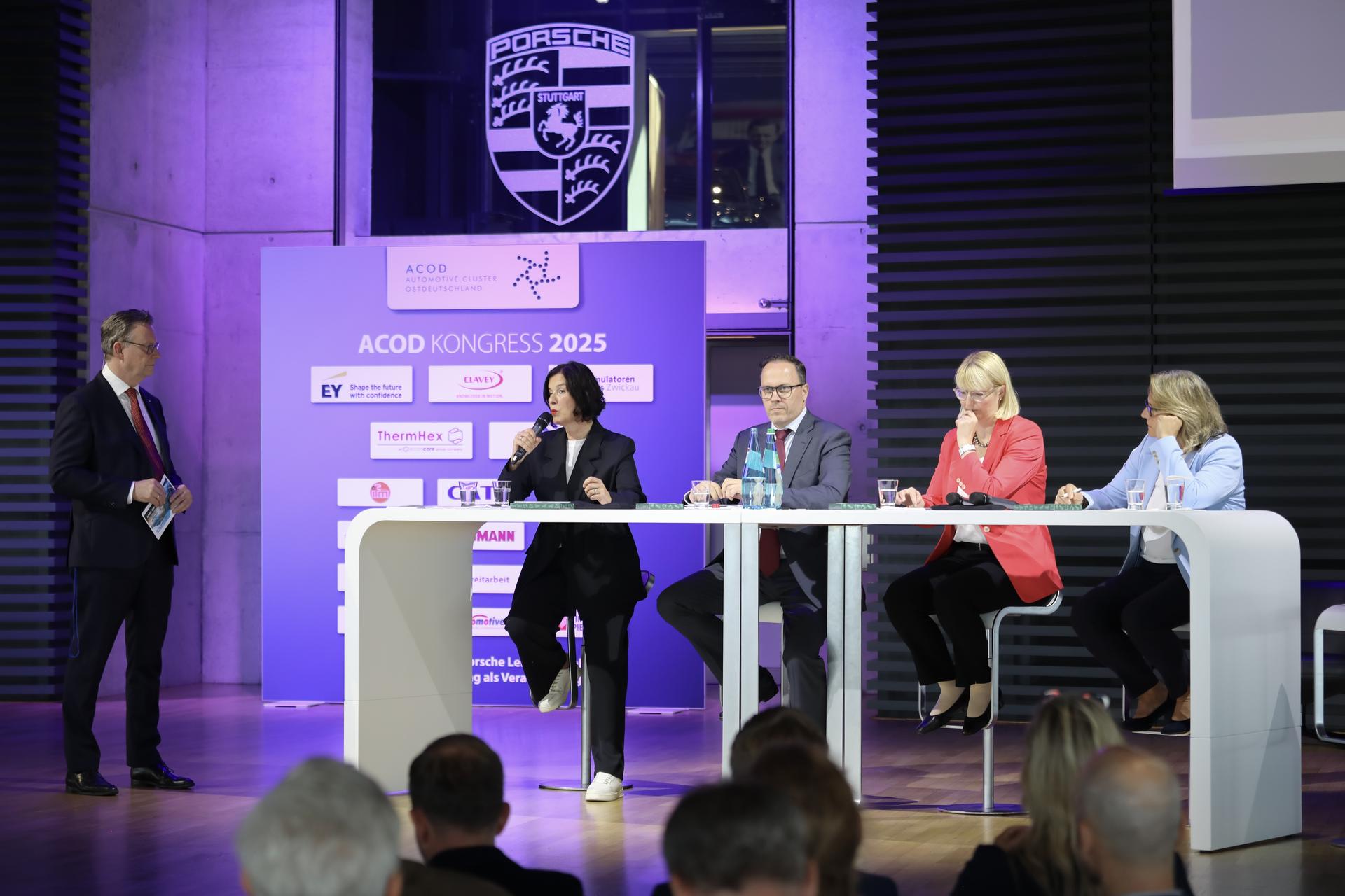 Podiumsdiskussion mit Dr. Jens Katzek (TraWeBa), Colette Boos-John (Thüringen), Dirk Panter (Sachsen), Dr. Beate Baron (BMWE) und Petra Peterhänsel (BMW Leipzig)