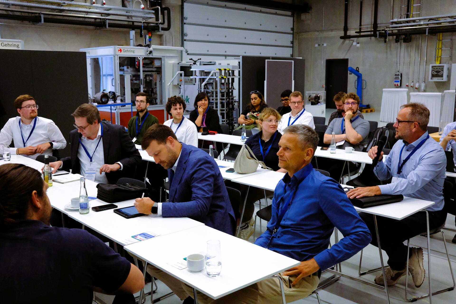 Besuchsgruppe bei Besichtigung